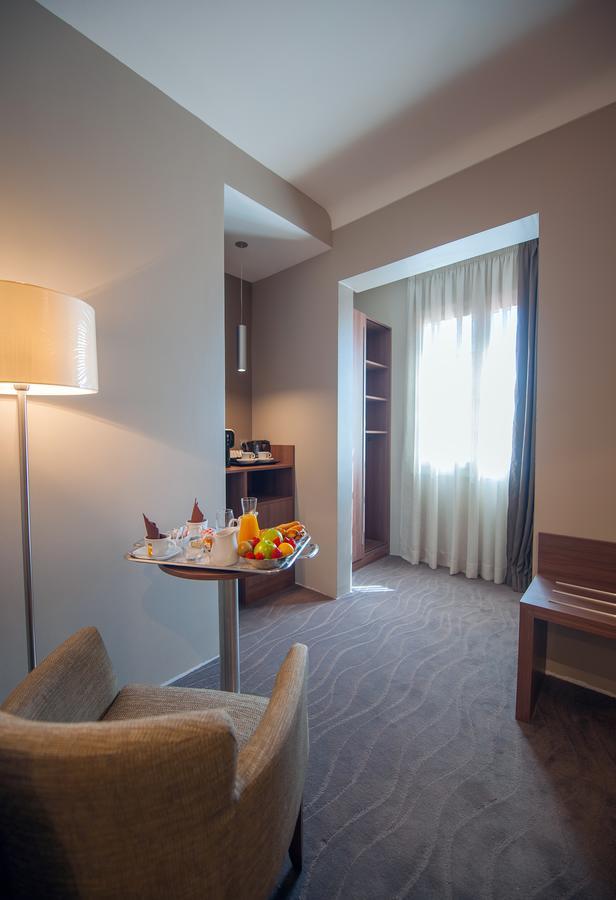 Hotel Lou Castelet Carros Dış mekan fotoğraf