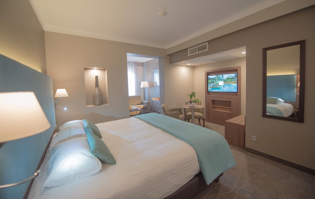 Hotel Lou Castelet Carros Dış mekan fotoğraf